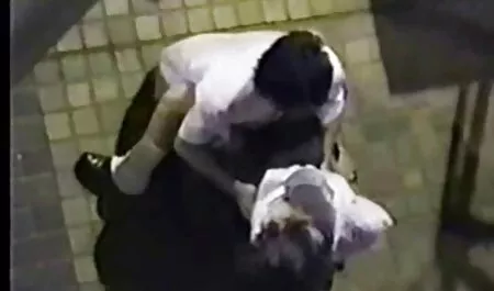 セクシーなランジェリーに身を包んだ黒髪の女の子は、ソファの上に快適に座って、彼女の息子のボーイフレンドが彼女と女性の胸を見たときに彼女の猫にディルドを運転します。 女性 用 エッチ 無料 動画