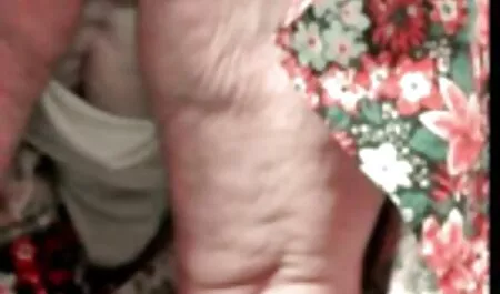 巨大なディルドを飲み込む前に熱いtwerkのための女の子の眼鏡 女性 向け スロー セックス 動画