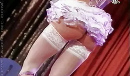 ソファの上に座って、pornstar、ランジェリーで巨乳、彼は石のようにハード取得し、彼女は彼女をファックし、オーガズムに彼女をもたらす男に横たわっています 女性 向け av タツ