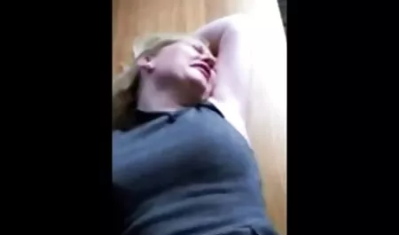 セクシーなランジェリーのブロンドは、彼女が簡単にグループセックスで男性を喜ばせると思っていますが、彼らは彼女の喉に彼女のハードコックを絞るようになったとき、彼女はその時に間違っていたことに気づきました。 女の子 用 エッチ 動画