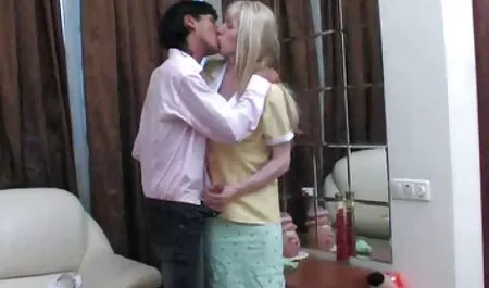彼女の若いダンサーの体はコーチを引き付け、彼はセクシーなパンティーで再び彼女を見たとき、彼女の猫で彼女に手を伸ばし、私は歓喜で彼女を刺すために 女の子 用 エッチ 動画