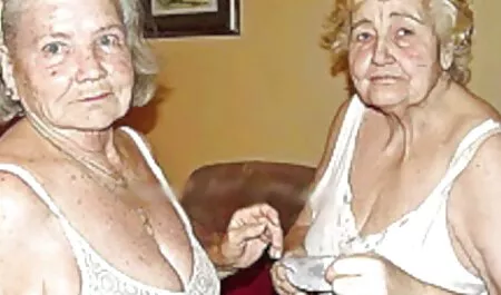 三人組ポルノのa写真家と二つのモデル av 女性 向け 動画