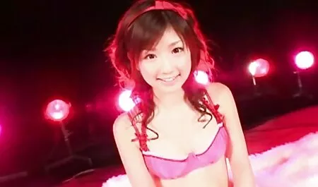 若いポルノスターは大きな黒い男根に毛深い猫と座っていました 女性 アダルト ラブラブ