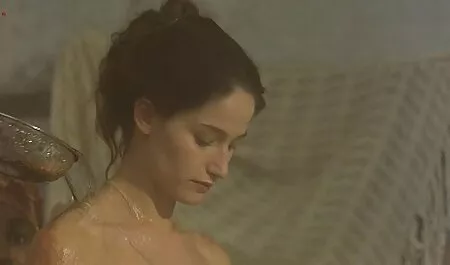 男はカードで彼の若い妻を失い、二回の浸透で二人の友人とそれを共有します 女性 専用 無料 av 動画
