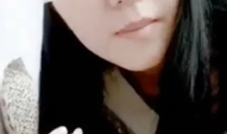 ボインの美しさによる洗車は、フードの上に良いハード性交で終わります キス 動画 一徹