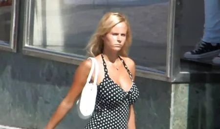 成熟した女性は、セックスマシンのコックに丸い赤毛をオルガスムに置く セックス 動画 女 向け