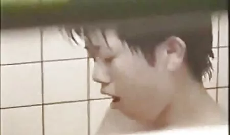 若いブロンドは、ベッドの上であらゆる可能な方法で彼と一緒に男と彼の妹のコックを吸う 鈴木 一徹 3p